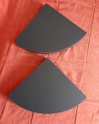 due angoliere grigio scuro 