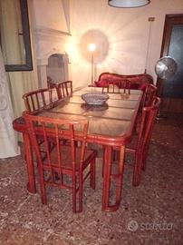Tavolo con sei sedie in legno