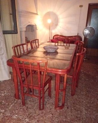 Tavolo con sei sedie in legno