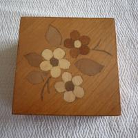 Scatola portaoggetti di legno intarsiato