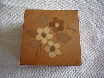 Scatola portaoggetti di legno intarsiato