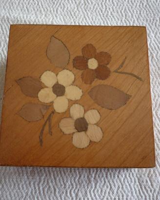 Scatola portaoggetti di legno intarsiato
