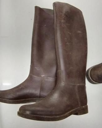 Stivali gomma e attrezzature per mezzo pony