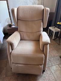 Poltrona relax alzapersona con poggiapiedi