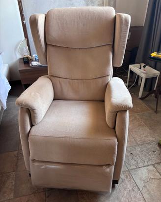 Poltrona relax alzapersona con poggiapiedi