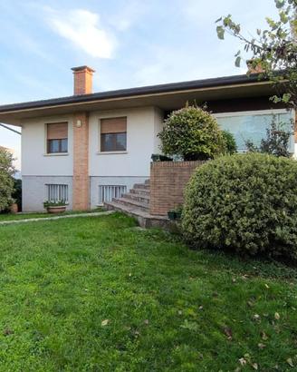 AMPIA, LUMINOSA E INDIPENDENTE: UNA VILLA TUTTA...