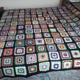 coperta di lana fatta a uncinetto 