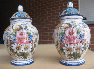 Coppia di Vasi in ceramica stile Maiolica 