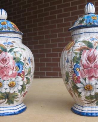 Coppia di Vasi in ceramica stile Maiolica 
