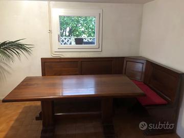 Tavolo in legno e cassa panca