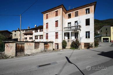 Rustico / Casale di 250 m² con più di 5 locali e b