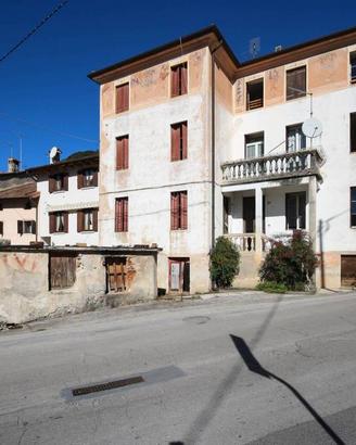 Rustico / Casale di 250 m² con più di 5 locali e b