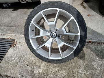 Cerchi in lega completi di gomme estive