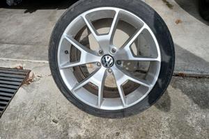 Cerchi in lega completi di gomme estive