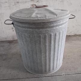 Grande bidone pattumiera in metallo per esterno