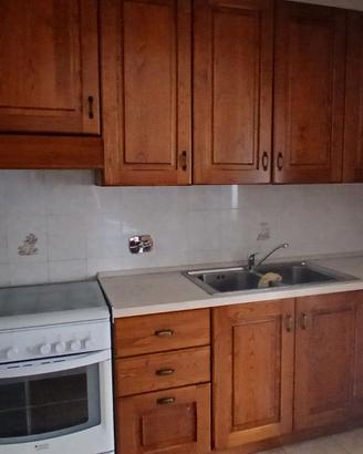 Cucina con cucina a gas e frigo con piccolo frizer