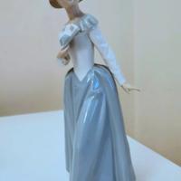 Statuina in porcellana Nao 