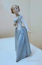 Statuina in porcellana Nao 