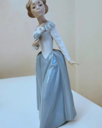 Statuina in porcellana Nao 