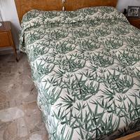 Letto matrimoniale con comodini e mobile specchio