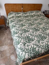 Letto matrimoniale con comodini e mobile specchio