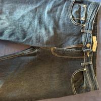 Blue jeans dí tendenza. Per uomo.