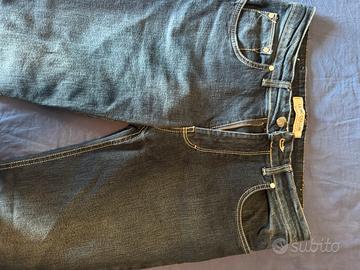 Blue jeans dí tendenza. Per uomo.