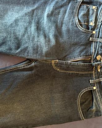 Blue jeans dí tendenza. Per uomo.