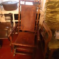 Sedia a dondolo in pelle e legno