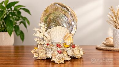 Decorazione marina con coralli e conchiglie