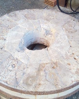 Macina orizzontale antica per grano da mulino