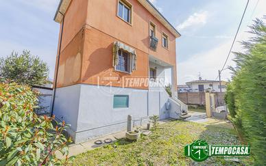 VILLA SINGOLA IN CENTRO PAESE!!