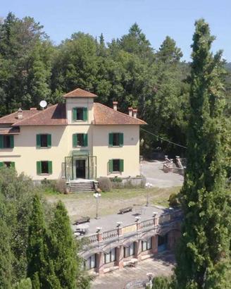 Rustico / Casale di 600 m² con più di 5 locali e b