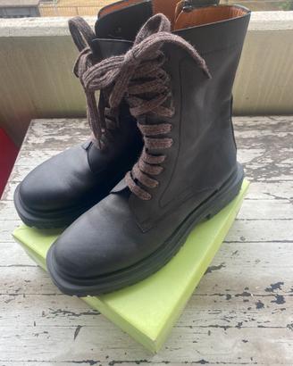 Anfibi in pelle da donna
