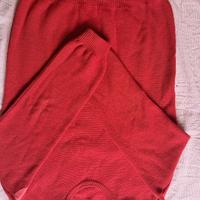 Maglione rosso pesante e caldo per inverno