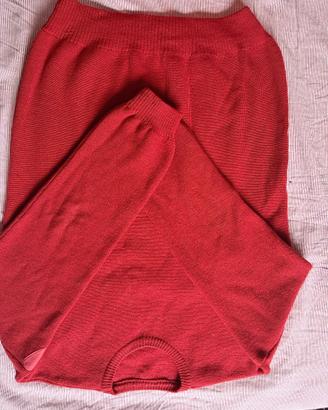 Maglione rosso pesante e caldo per inverno