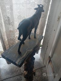 statua di bronzo su base di marmo
