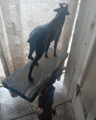 statua di bronzo su base di marmo
