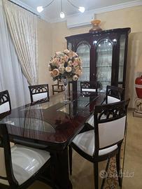 Elegante sala da pranzo in mogano