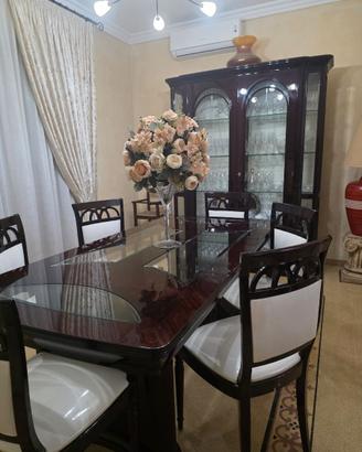 Elegante sala da pranzo in mogano