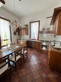 Cucina con penisola in legno
