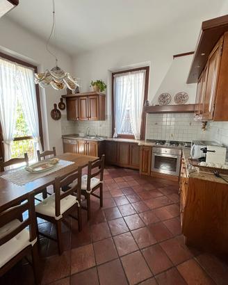 Cucina con penisola in legno