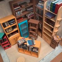 Biblioteca dollhouse composta da diversi mobili