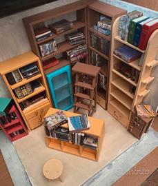 Biblioteca dollhouse composta da diversi mobili