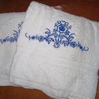 N°2 Asciugamani grandi con ricamo blu