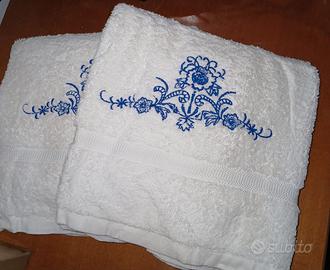 N°2 Asciugamani grandi con ricamo blu