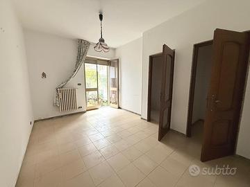 Intero stabile con due appartamenti, cortile e box