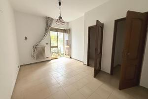 Intero stabile con due appartamenti, cortile e box