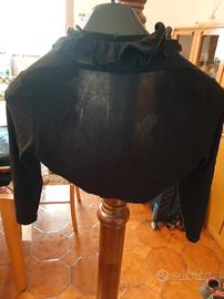 coprispalle nero con a sinistra ha un fiocco nero