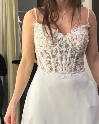 Abito sposa 2026 più velo. Stilista di Pronovias.